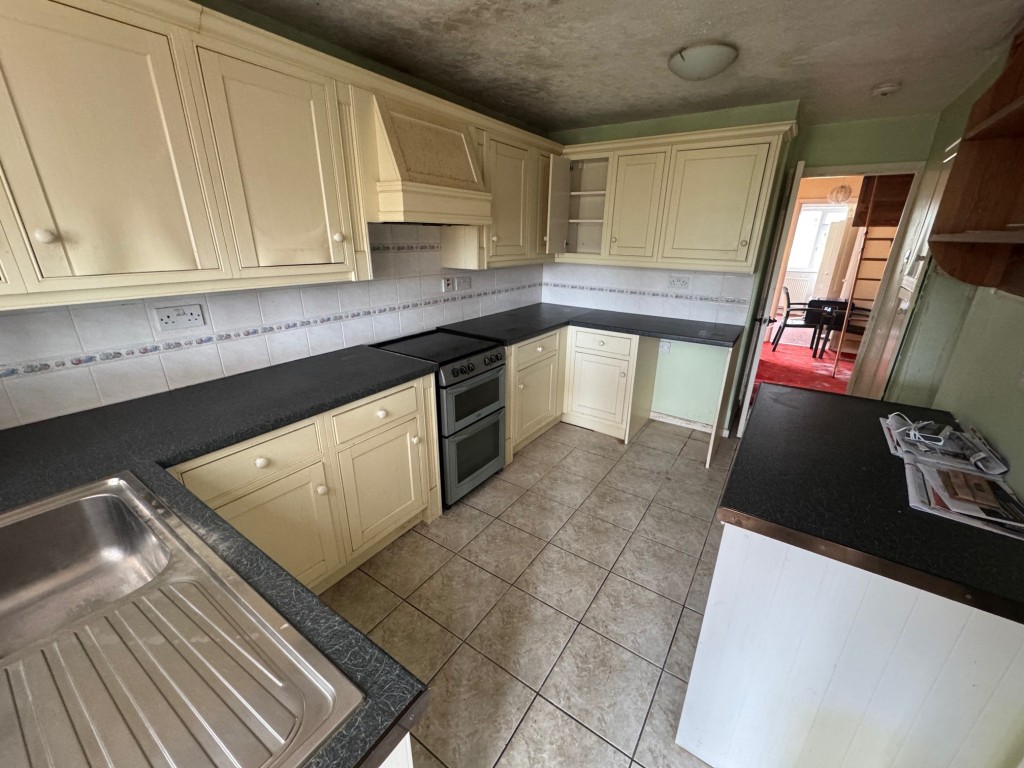Lot: 164 - WATER DAMAGED DETACHED BUNGALOW - Kitchen
